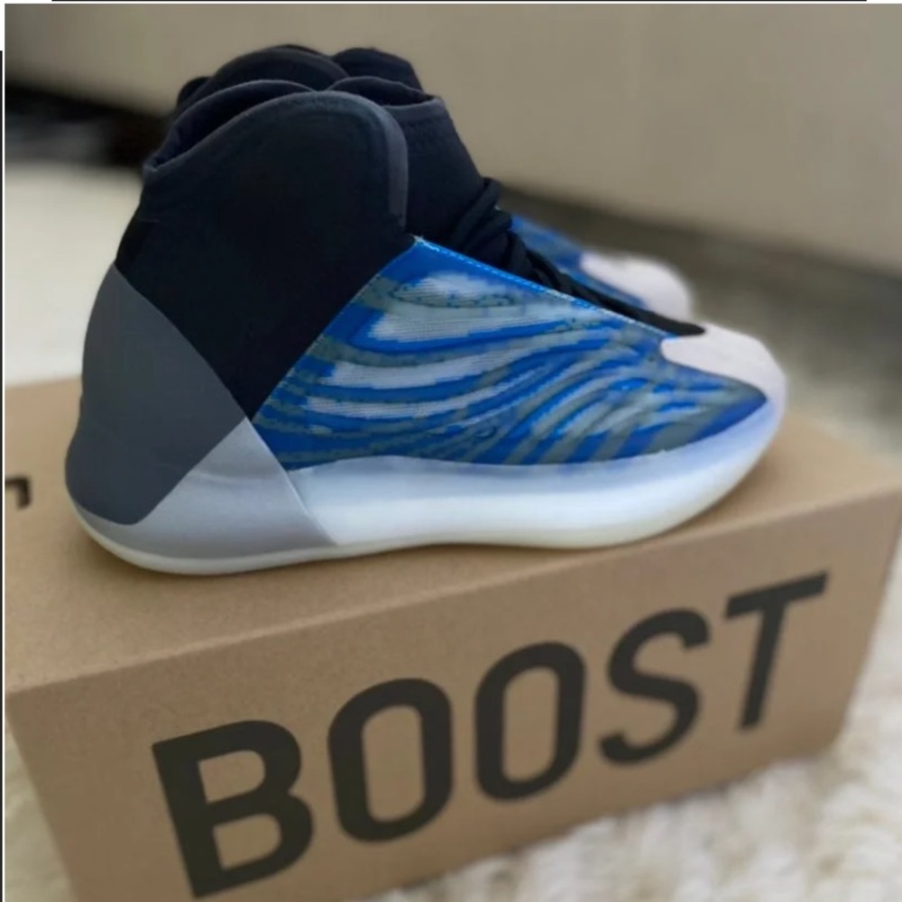 Authentic Yeezy QNTM frozen blue - size 4 BNIB